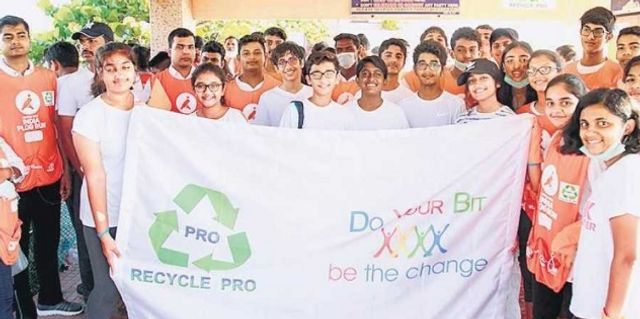 Students combat plastic wasteb