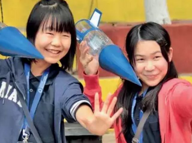Teens shoot water-powered rockets to sky  b